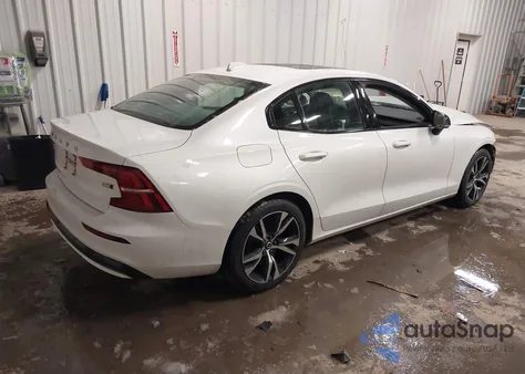 2024 Volvo S60 B5 Core Dark Theme z USA, uszkodzony, nr VIN 7JRL12TKXRG297108